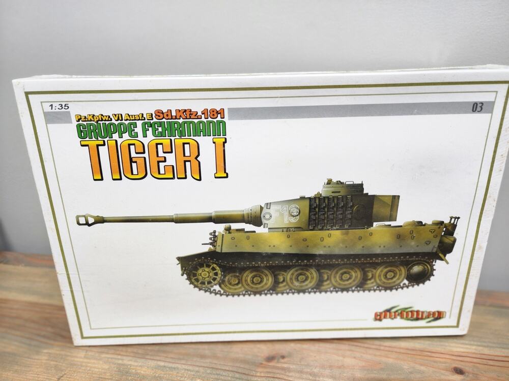 CYBER-HOBBY 6335, 1/35 GRUPPE FEHRMANN TIGER I PLASTIC MODEL KIT